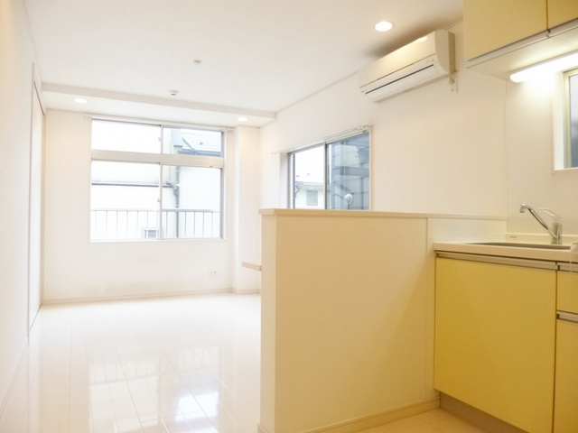 松本ハイツの居間・リビング|2面採光で明るい居室です！