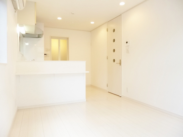 松本ハイツの居間・リビング|キッチンの奥がバスルームなので、