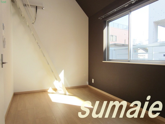 ＲＯＷ　ＨＯＵＳＥ上中里の居間・リビング|陽のあたる洋室です★