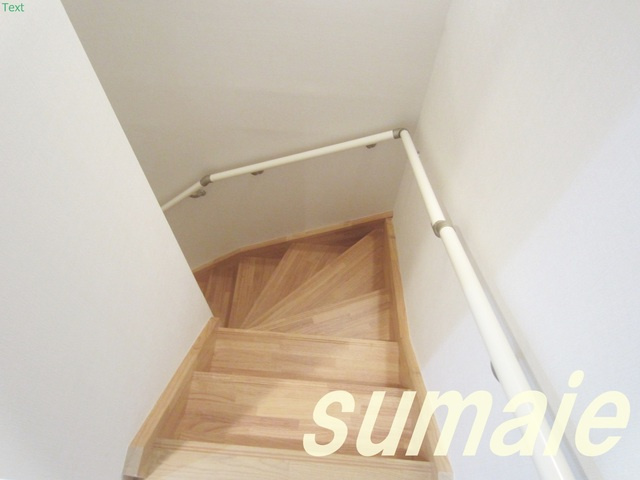 ＲＯＷ　ＨＯＵＳＥ上中里の居間・リビング|階段スペースです☆