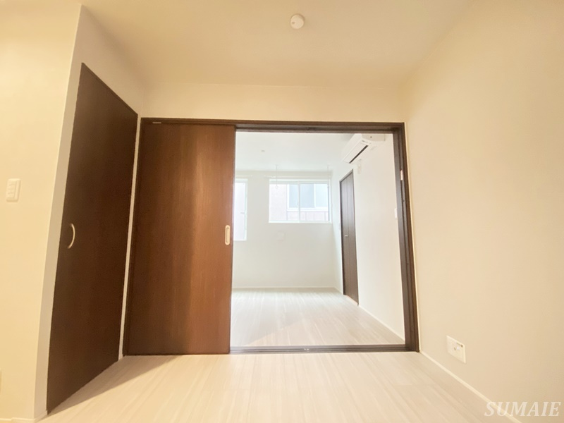 エリタージュの寝室|落ち着いた色調の寝室です