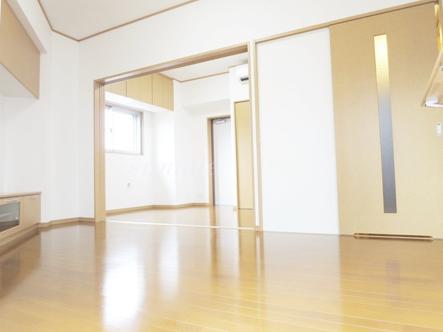 クエル田端の居間・リビング|棚付きのリビングスペースです☆