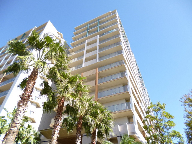 ロイヤルパークス新田の外観|すぐ隣にはコンビニがございます♪