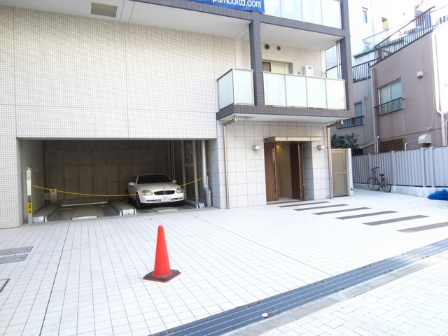 エスティメゾン王子のエントランス|敷地内スペース広いのでとても便利です♪