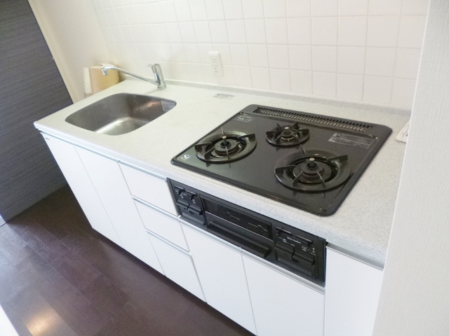 エスティメゾン王子のキッチン|3口ガスコンロ設置済みのキッチンです☆