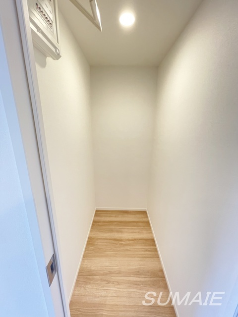 ＲＪＲプレシア東十条ガーデンの居間・リビング|収納スペースです