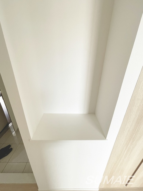 ＲＪＲプレシア東十条ガーデンの居間・リビング|玄関横の物置スペースです