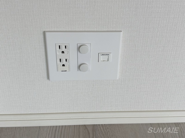 ザ・タワー十条の設備|洋室側コンセント類です