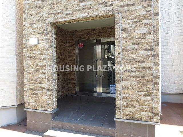 神戸市須磨区月見山本町２丁目のアパートのエントランス