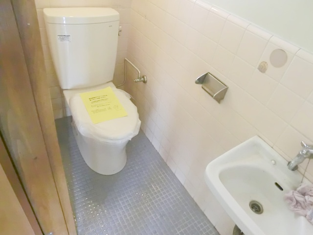 陽光荘のトイレ|洗面台付のトイレです。