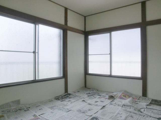 陽光荘の居間・リビング|２面採光の明るい和室です。