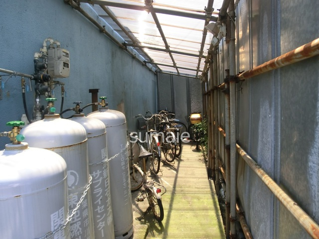 西村アパートメントのその他共用部分|自転車置けます。