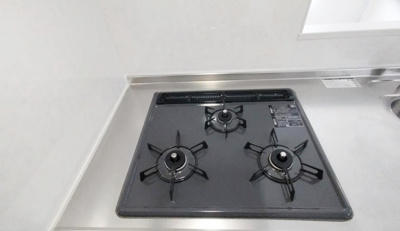 【キッチン】 | 芦屋浜第2住宅6-2号棟 | 3口コンロでお料理効率もアップ