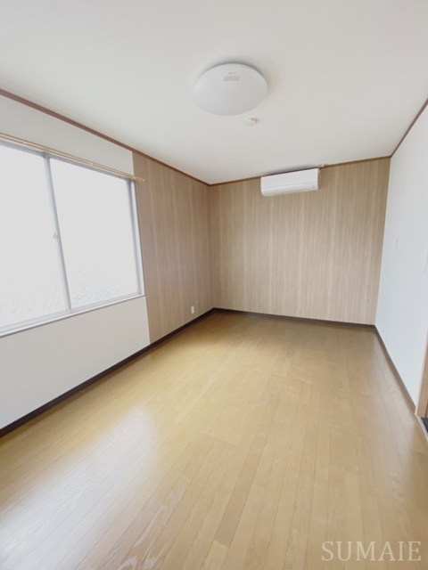 奥戸パレスの居間・リビング|２面採光です♪