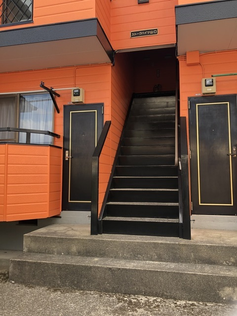 ストークハイツ山口のエントランス|階段になります。