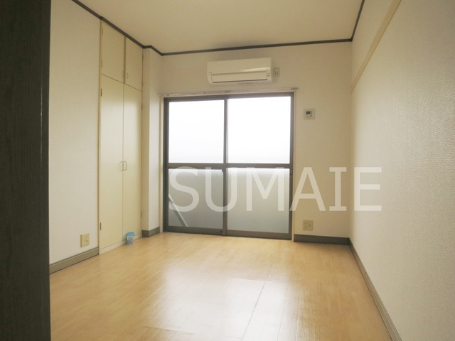 エンゼルハイツの居間・リビング|人気のフローリングです。