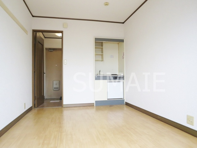 エンゼルハイツの居間・リビング|人気のフローリングです。