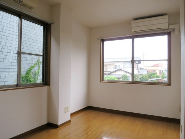 サンブリッジⅢの居間・リビング|二面採光のお部屋です♪