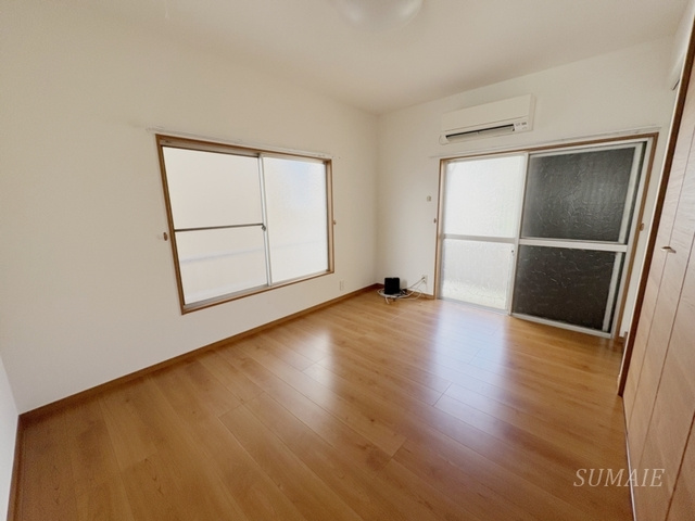 たちばな荘の居間・リビング|2面採光の角部屋です☆