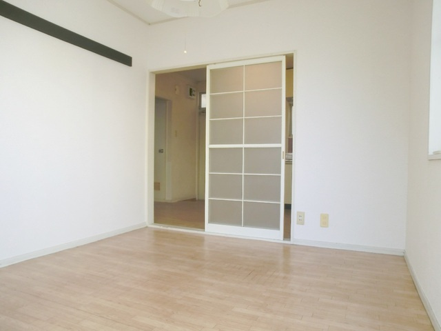 ハープコーポシシドの居間・リビング|ゆったりフローリングのリビングです(*^^)v