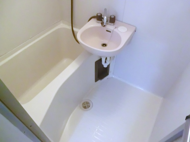 岩井マンションの浴室|洗面台付き2点ユニットバスです。