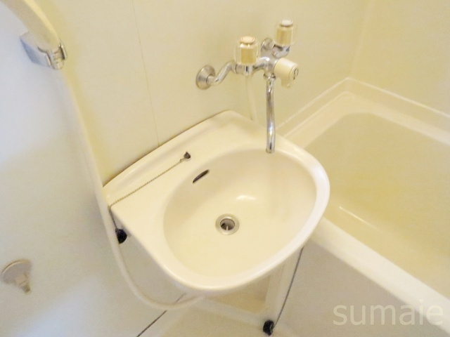 西新小岩コスモハイツの洗面所|バスルーム内に洗面台があります。