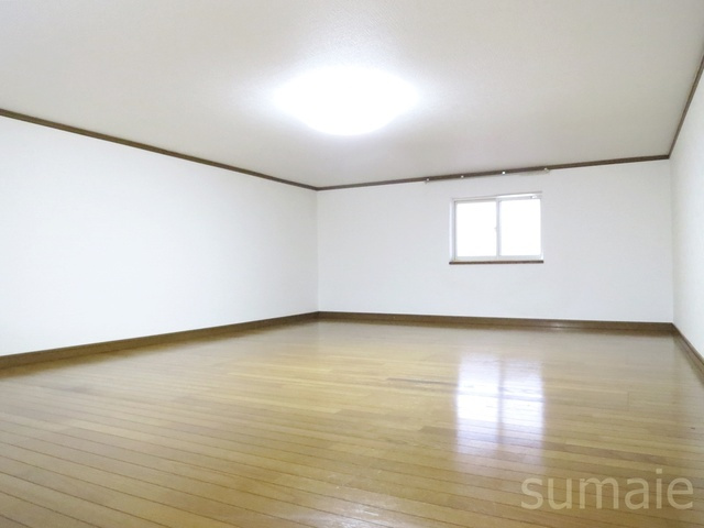 西新小岩コスモハイツの居間・リビング|７帖もあるロフトスペース！！