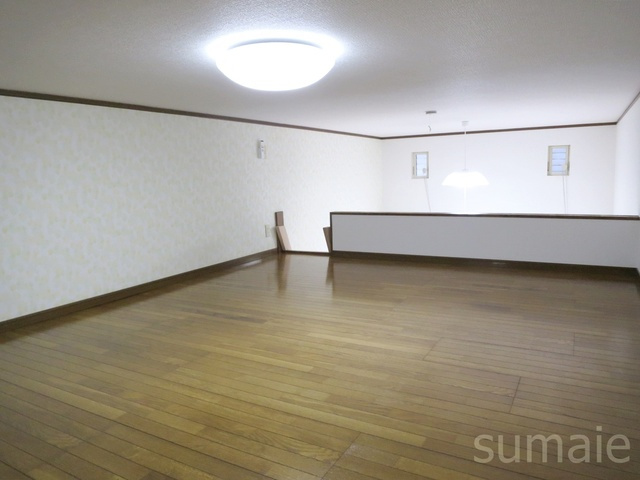 西新小岩コスモハイツの居間・リビング|ロフトスペースの別アングルです。