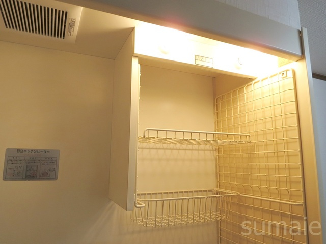 西新小岩コスモハイツのキッチン|キッチン上部にある食器等が置けるスペースです。