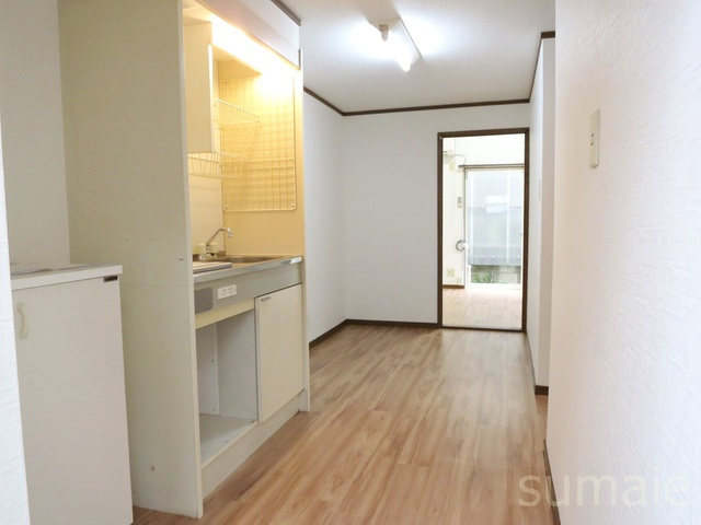 西新小岩コスモハイツの居間・リビング|キッチンスペースです♪