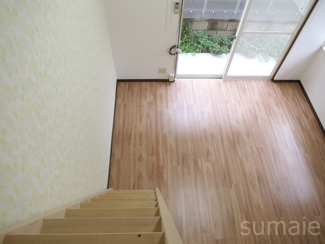 西新小岩コスモハイツの居間・リビング|ロフトから見た洋室です♪