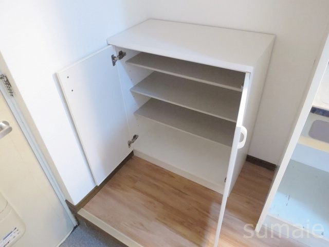 西新小岩コスモハイツの玄関|たくさん靴が収納できるシューズボックスです。