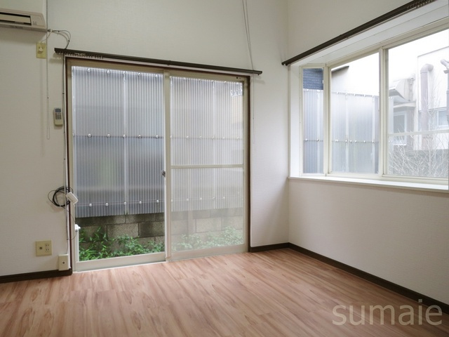 西新小岩コスモハイツの居間・リビング|二面採光で明るい！過ごしやすい居室です。