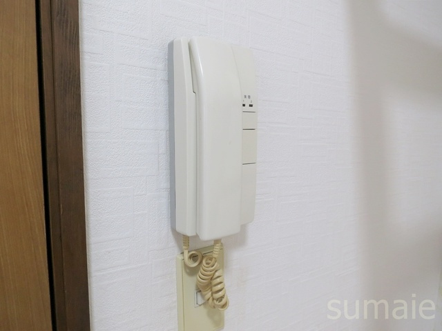 西新小岩コスモハイツのセキュリティ|インターホンが付いているので訪問者の確認ができます。