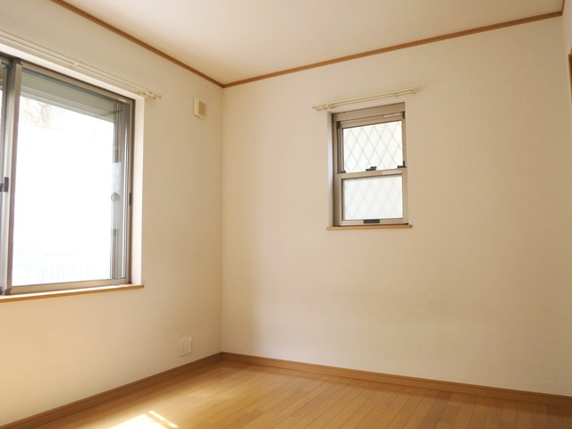 フォレスト西小岩の居間・リビング|窓から差し込む陽が気持ち良いリビングです♪