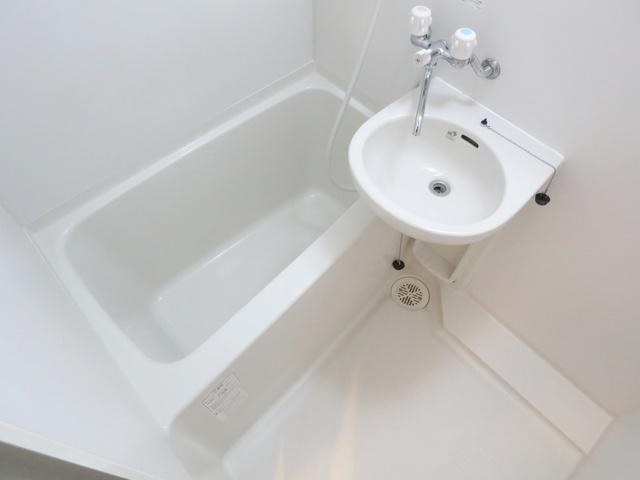 フォレスト西小岩の浴室|洗面器付きのバスルームです(#^.^#)