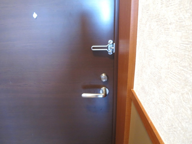 ルヴェドュソレイユの玄関|ドアガード付きの玄関です♪