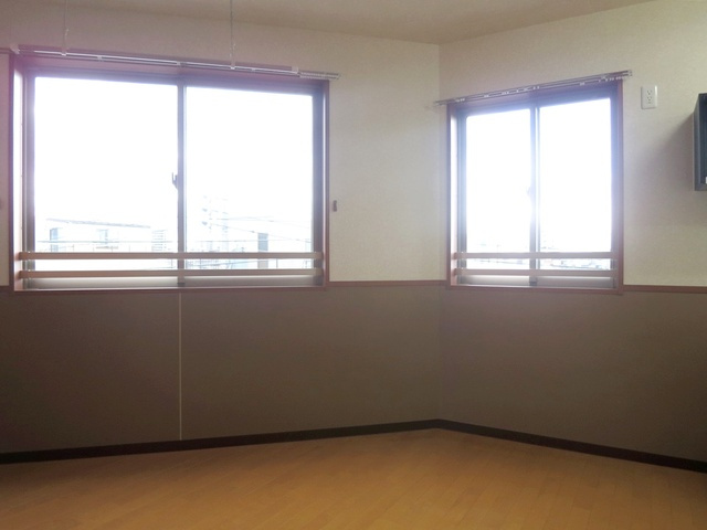 ルヴェドュソレイユの居間・リビング|窓から陽が差し込んでいますね！