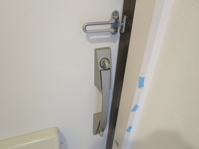 リブリ・レストのセキュリティ|ダブルロック・ドアガード付きの玄関ドアです。