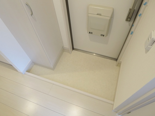 リブリ・レストの玄関|白くてきれいな玄関スペース♪