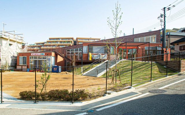 明石市朝霧南町4丁目土地の周辺|【ぽっかぽっかにっけ保育園朝霧】
徒歩4分。対象年齢は生後3ヶ月～就学前まで。定員は80名です。現地より徒歩4分と近く、送迎に便利な距離。共働きのご家庭に嬉しい立地です。保育時間7:00～19:00。