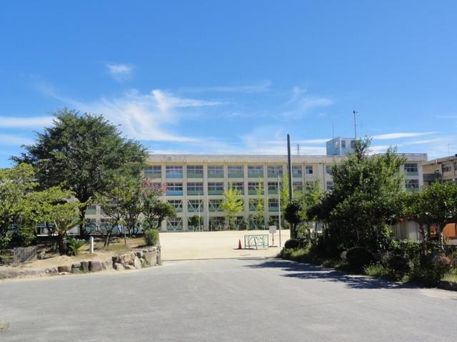 明石市朝霧南町4丁目土地の周辺|【明石市立朝霧小学校】
徒歩12分。教育目標「人とつながる　社会とつながる　未来とつながる学校　～主体的に学び共に新たな価値を創造する子の育成～」。HPでは、学校での様子が写真付きで紹介されています。