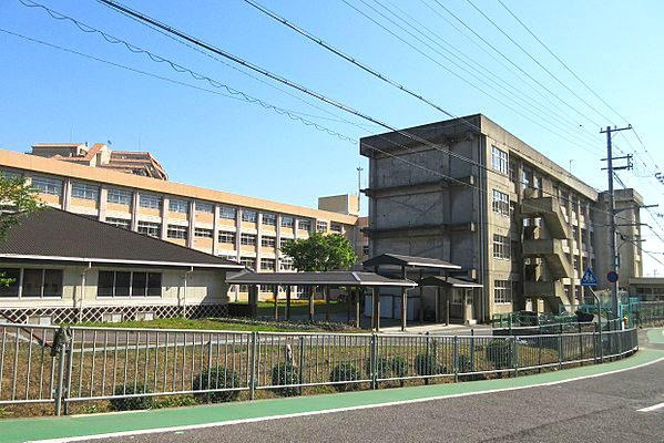 明石市朝霧南町4丁目土地の周辺|【明石市立朝霧中学校】
徒歩22分。2021年に創立50周年を迎えた中学校。「人間尊重の精神を基盤に、ふるさとを愛し、豊かな心と主体的に生きる力を身に付けた生徒の育成」を教育目標に掲げられています。