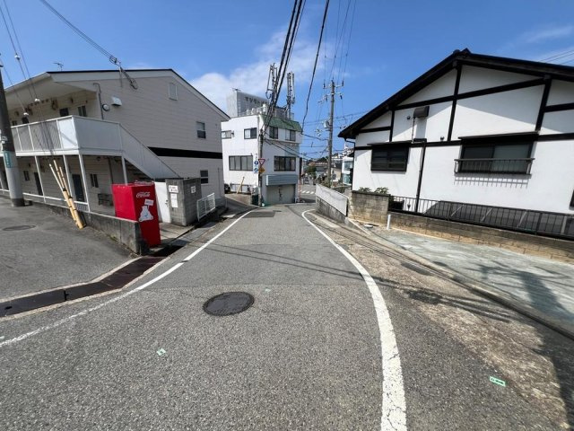 明石市朝霧南町4丁目土地の前面道路含む現地写真|【前面道路含む現地写真】
家族構成やライフスタイルに合った住まいの建築が可能◎実際の陽当りや周辺環境など、ぜひ一度現地にてお確かめください。お問い合わせお待ちしております。
