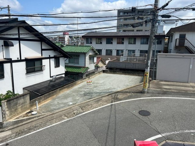 明石市朝霧南町4丁目土地の前面道路含む現地写真|【前面道路含む現地写真】
前面道路はアスファルト舗装された道路です。凹凸が少なく、お車の出入庫や自転車、バイクでの走行がスムーズに行えます◎