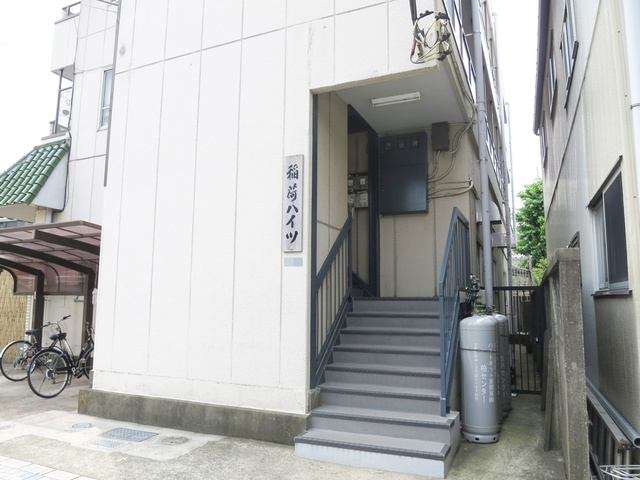 稲荷ハイツのエントランス