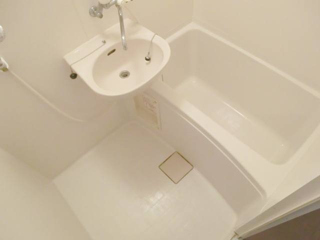 ＬＵＭＩＥＬＥ　Ｓ・ＫⅡの浴室|清潔感のあるバスルームです。