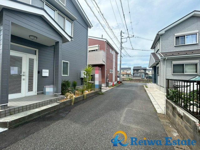 中古戸建　高座郡寒川町岡田5丁目の前面道路含む現地写真