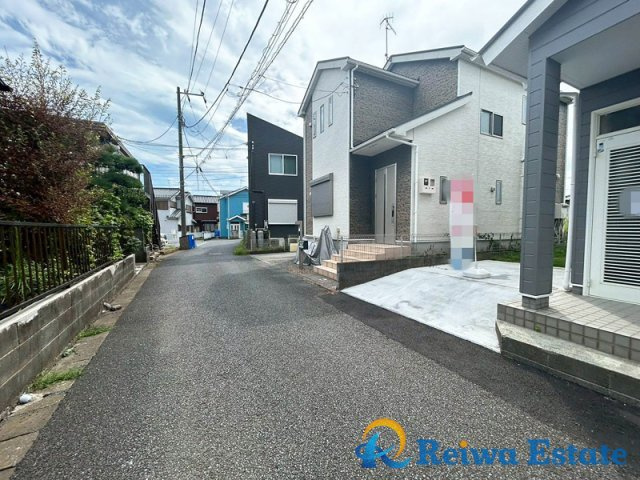 中古戸建　高座郡寒川町岡田5丁目の前面道路含む現地写真