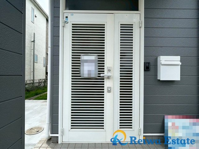 中古戸建　高座郡寒川町岡田5丁目の玄関